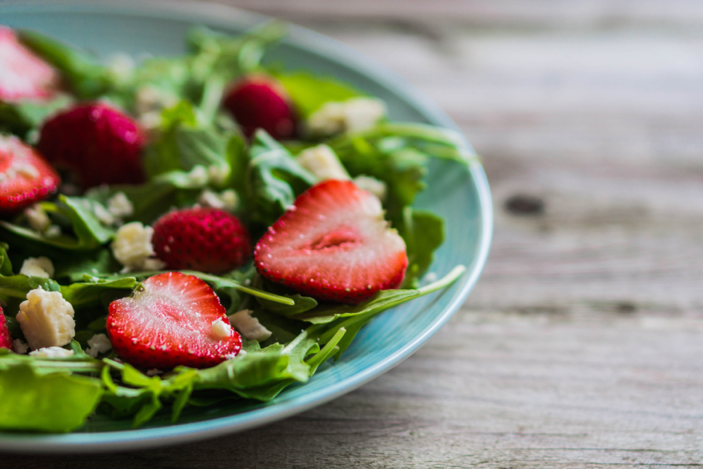 Fresh Strawberry Spinach Salad with Heavenly Honey Balsamic Vinaigrette ...